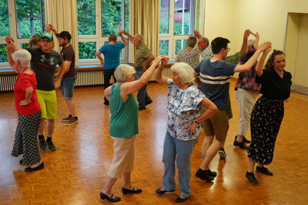 Eine Gruppe tanzt Volkstänze.